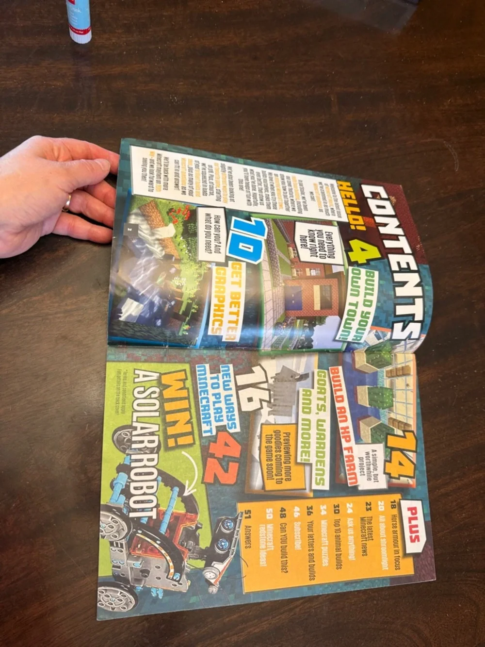 Magazine - Build an Amazing Minecraft Town (Red, Blue)